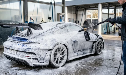 Autošampon do tlakové myčky: Jak vybrat aktivní pěnu a šampon pro bezpečné předmytí laku
