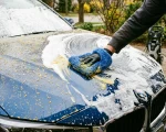 Jak vyčistit auto od pylu a smůly bez poškrábání