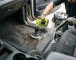 Jak vyčistit koberce v autě odstranění soli a bláta